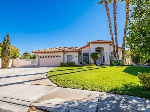 1400 Castle Crest Drive, Las Vegas, NV 89117