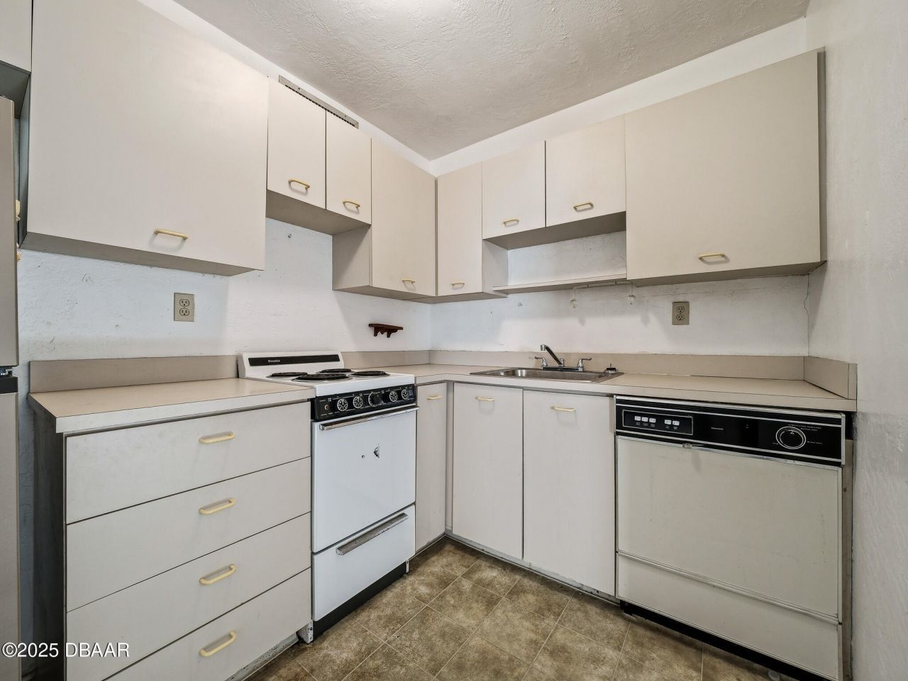 813 E 8th Avenue, New Smyrna Beach, FL 32169 Photo