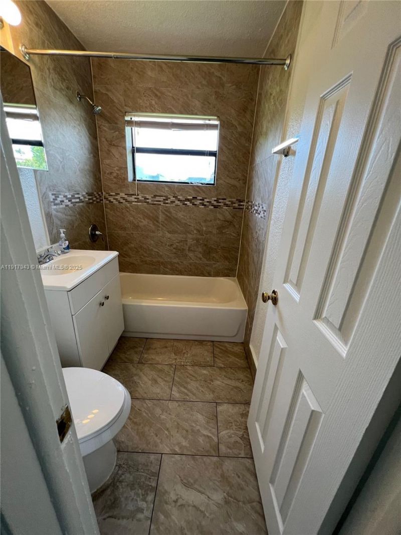 300 NW 5th Ter, Unit 1, Hallandale Beach, FL 33009 Photo