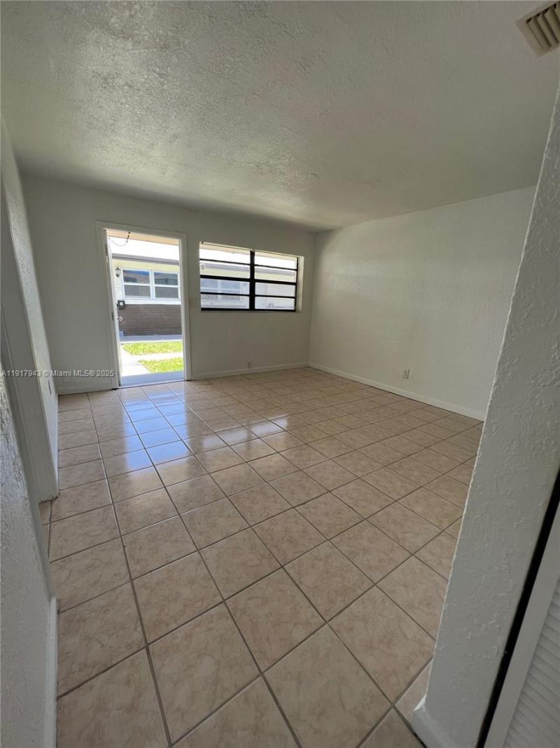 300 NW 5th Ter, Unit 1, Hallandale Beach, FL 33009 Photo