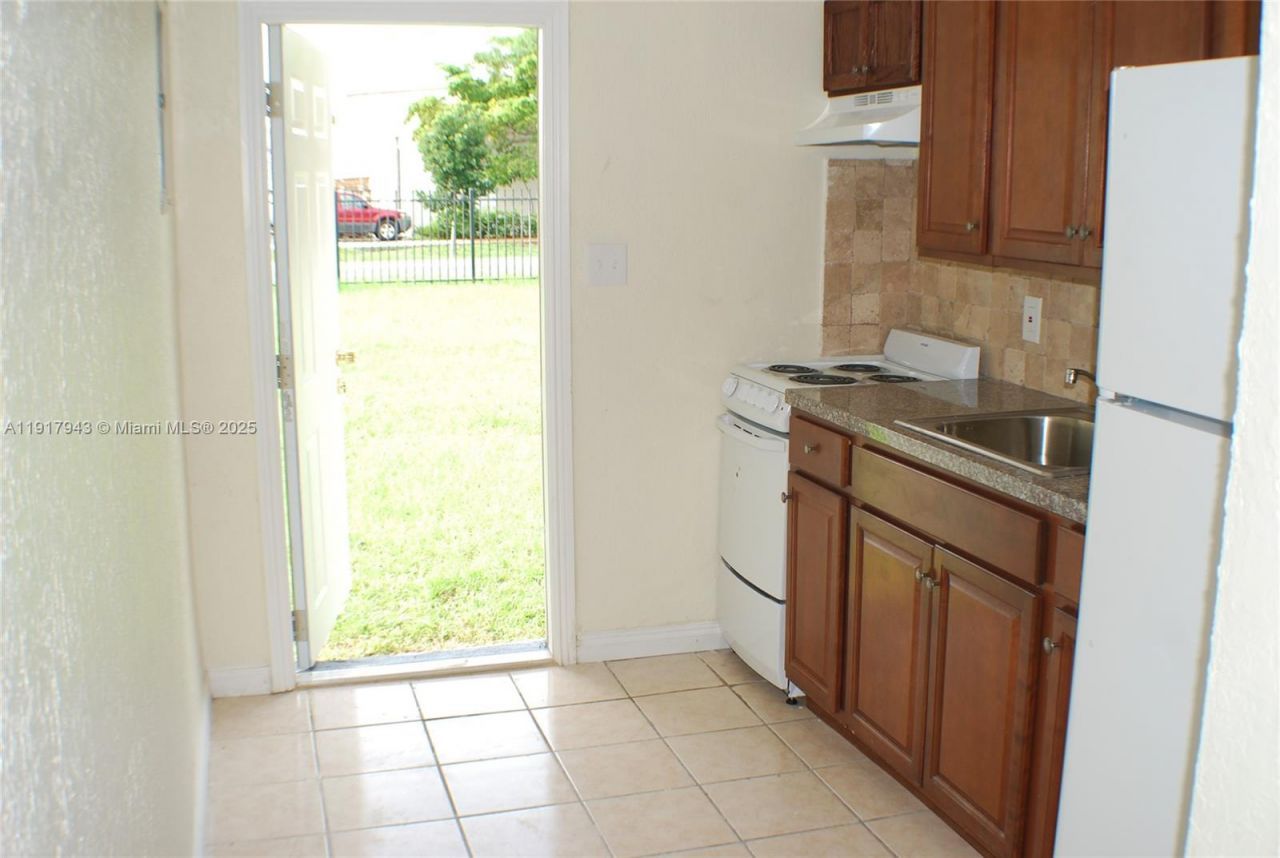 300 NW 5th Ter, Unit 1, Hallandale Beach, FL 33009 Photo
