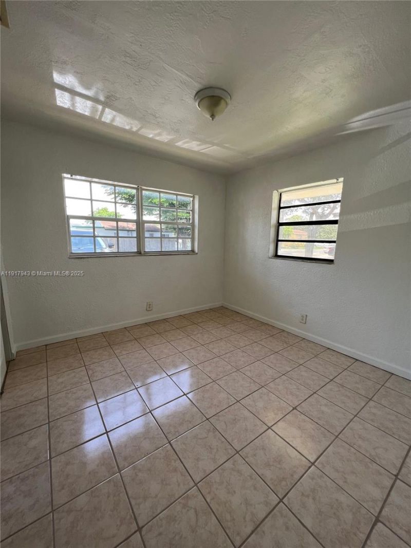 300 NW 5th Ter, Unit 1, Hallandale Beach, FL 33009 Photo