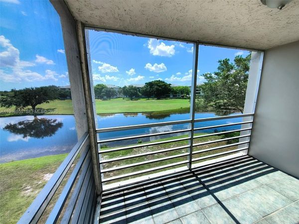 9230 Lagoon Pl, Unit 310, Davie, FL 33324