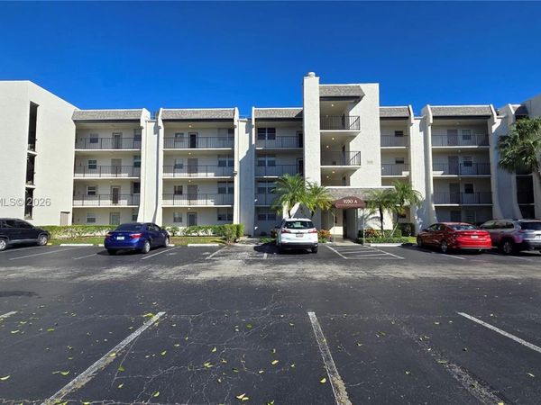 9230 Lagoon Pl, Unit 310, Davie, FL 33324