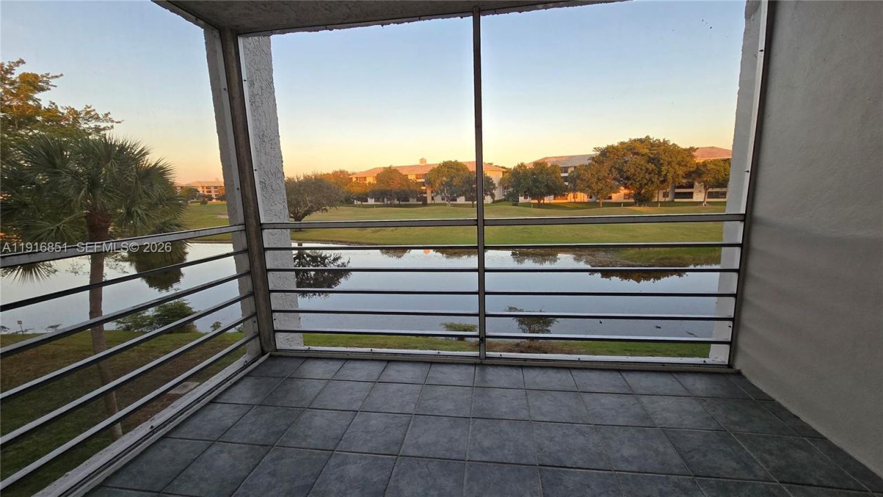 9230 Lagoon Pl, Unit 310, Davie, FL 33324 Photo