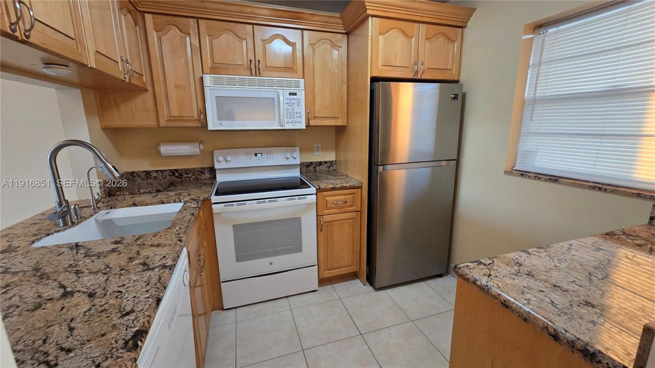 9230 Lagoon Pl, Unit 310, Davie, FL 33324 Photo