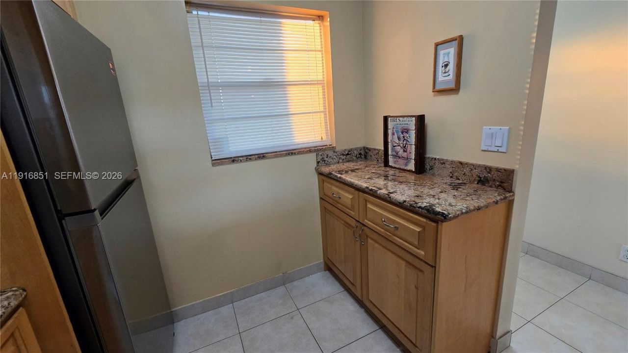 9230 Lagoon Pl, Unit 310, Davie, FL 33324 Photo