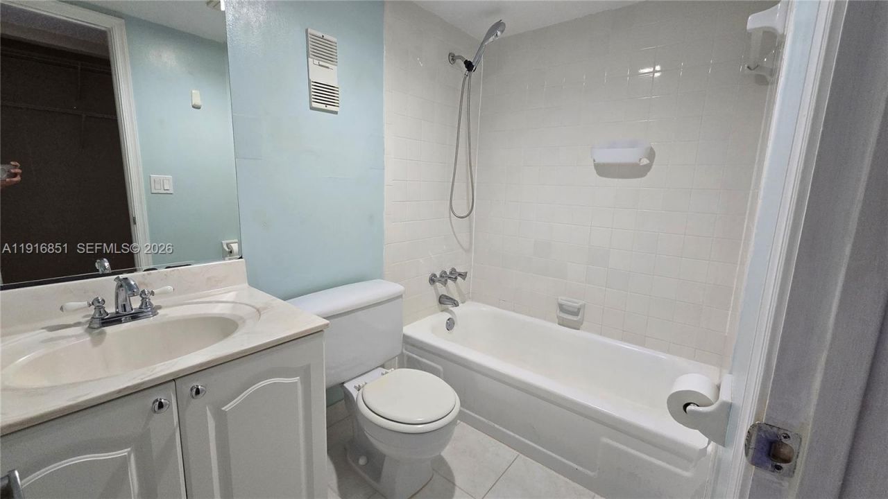 9230 Lagoon Pl, Unit 310, Davie, FL 33324 Photo