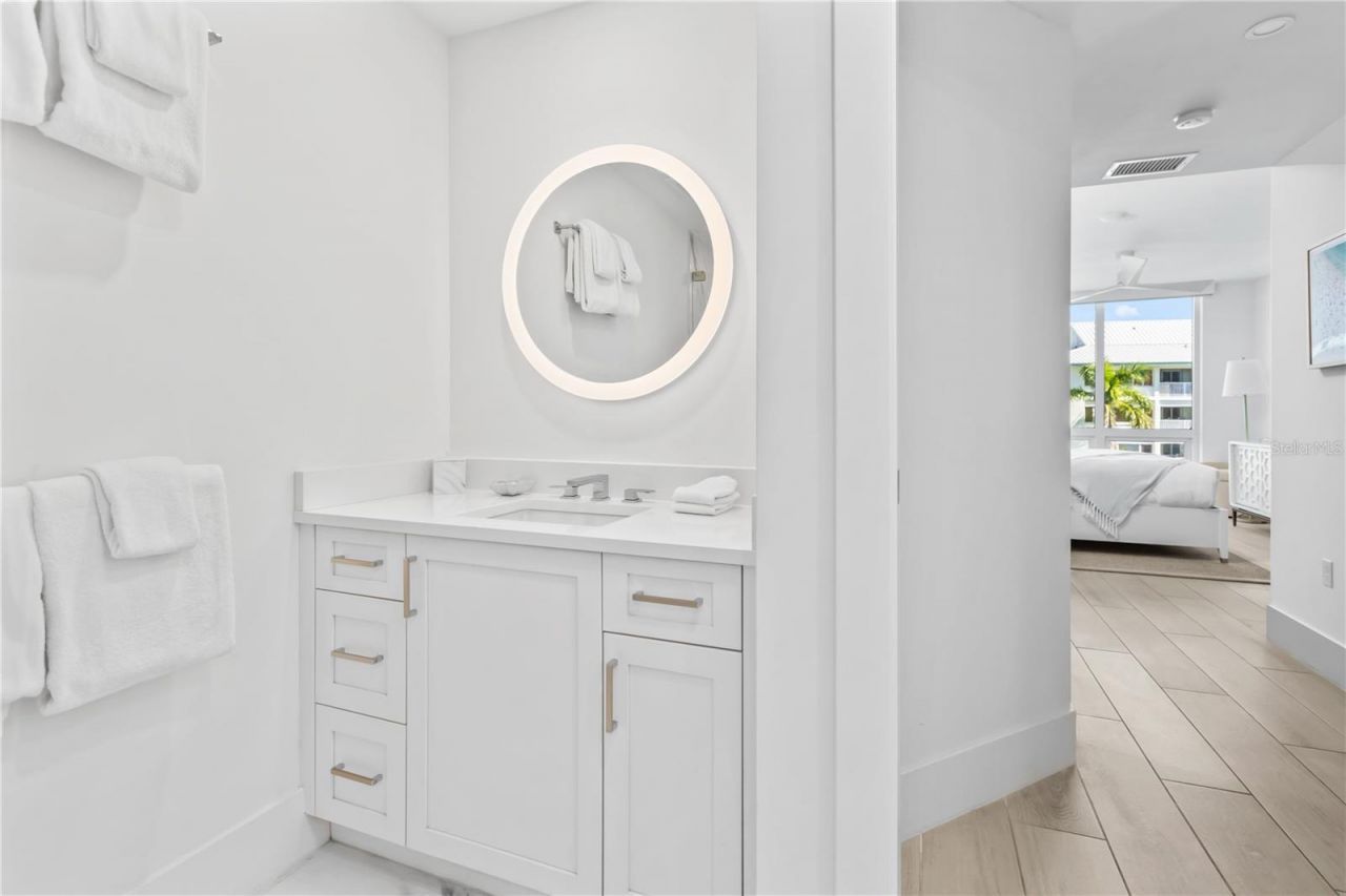 1035 Seaside Drive, Unit 404, Sarasota, FL 34242 Photo