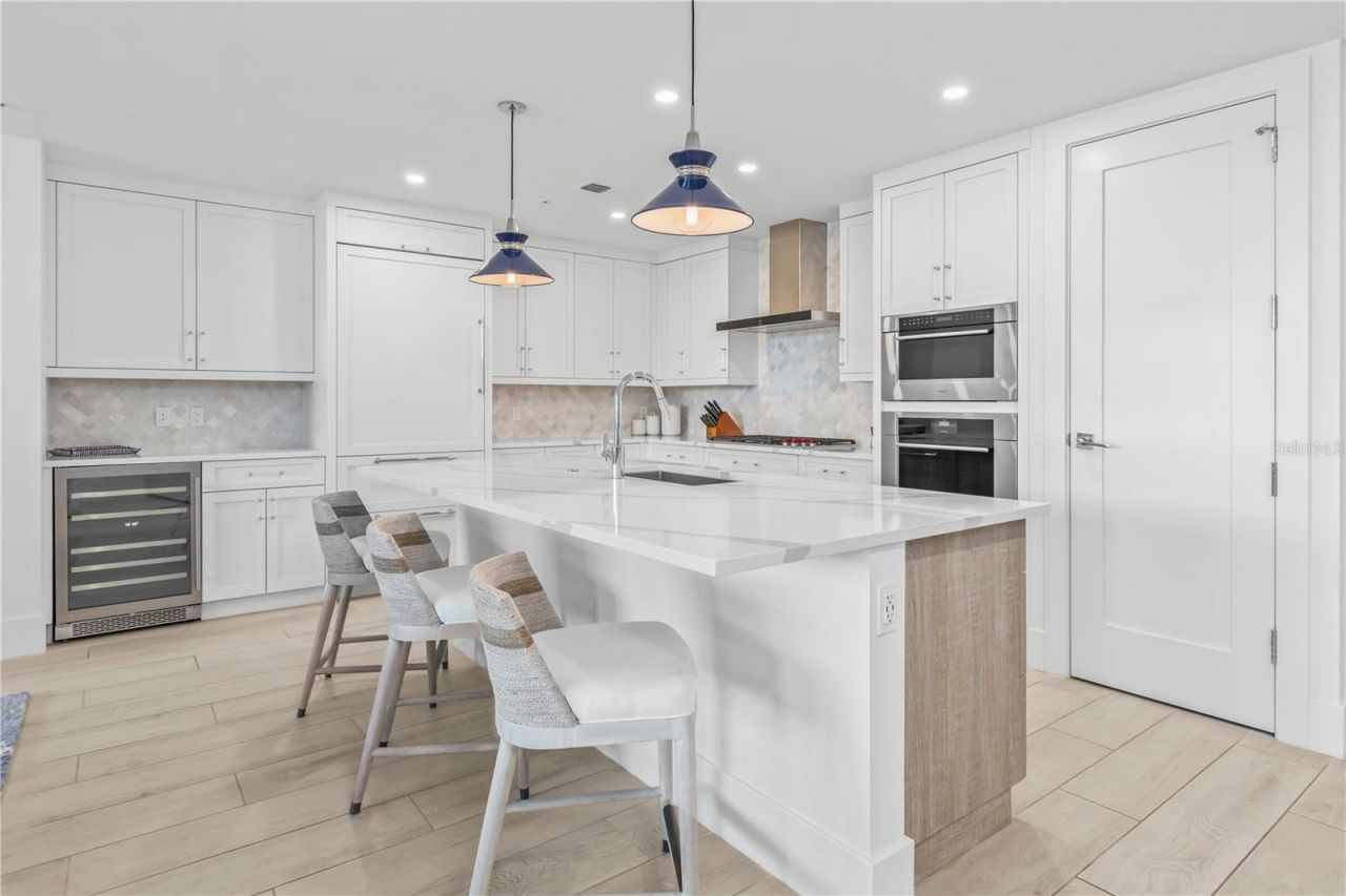 1035 Seaside Drive, Unit 404, Sarasota, FL 34242 Photo