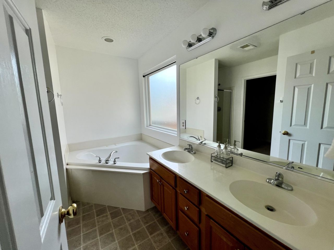 223 Everwood Court Photo 8