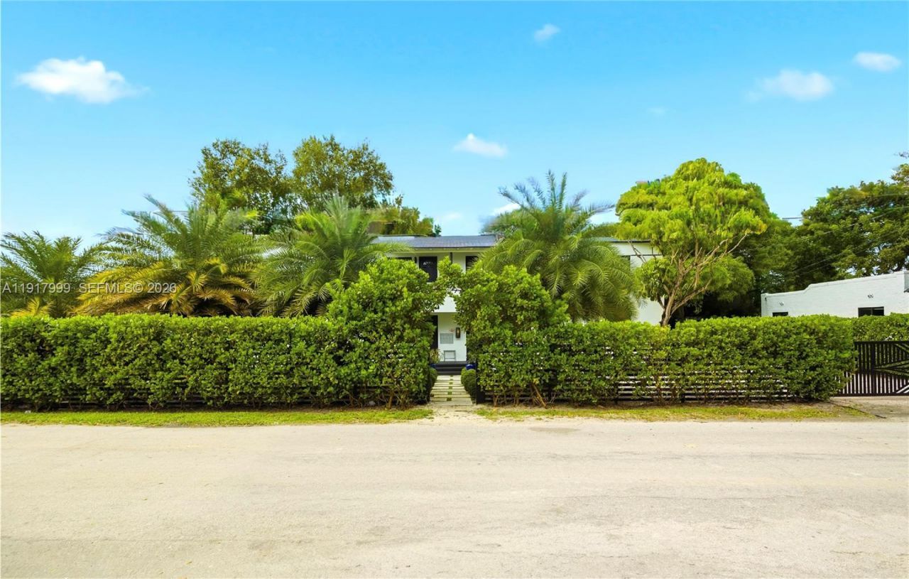 8270 NE 1st Pl, Miami, FL 33138 Photo