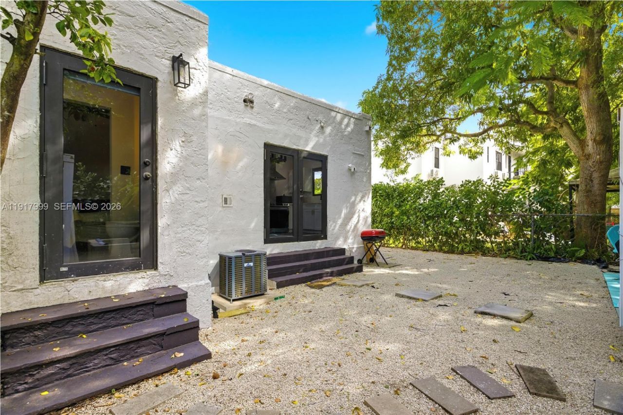 8270 NE 1st Pl, Miami, FL 33138 Photo