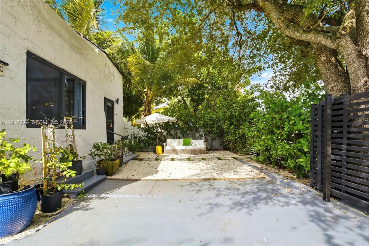 8270 NE 1st Pl, Miami, FL 33138 Photo