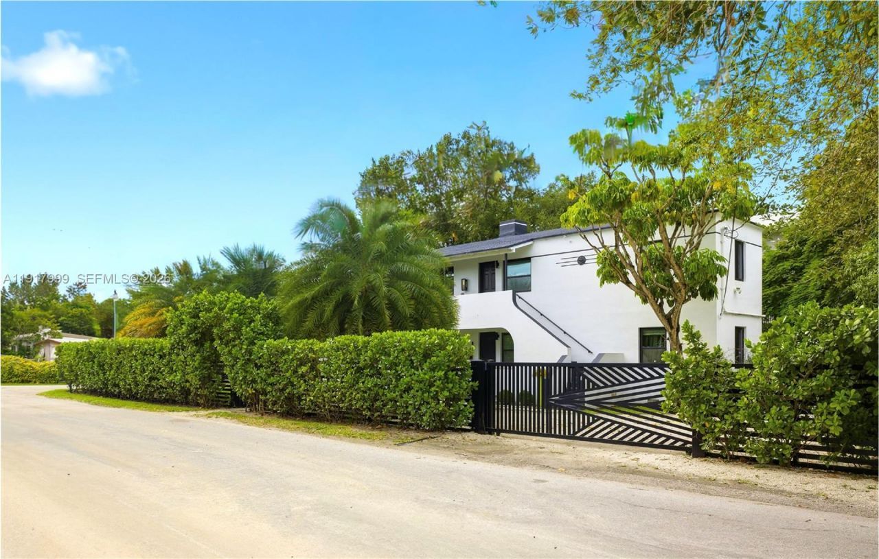 8270 NE 1st Pl, Miami, FL 33138 Photo