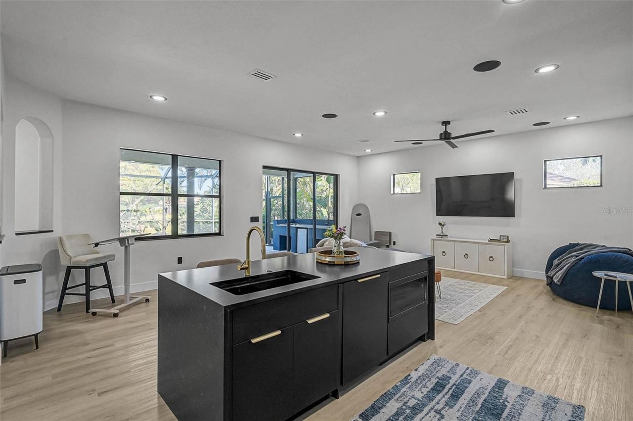 3635 80th Drive E, Sarasota, FL 34243 Photo