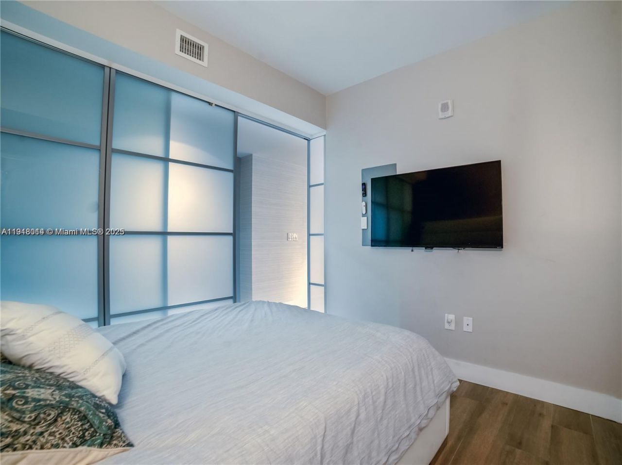 1010 Brickell Ave, Unit 2611, Miami, FL 33131 Photo