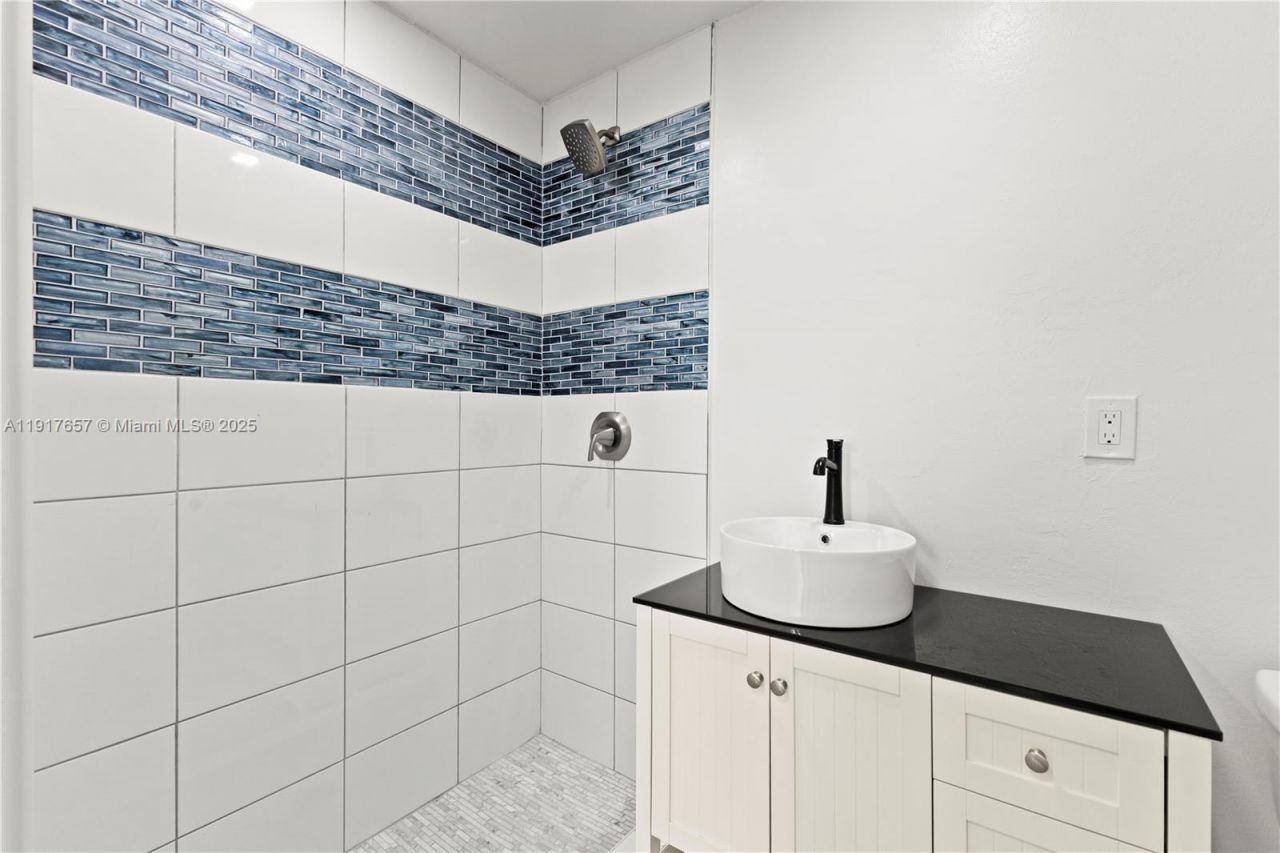 305 NW 58th St, Miami, FL 33127 Photo