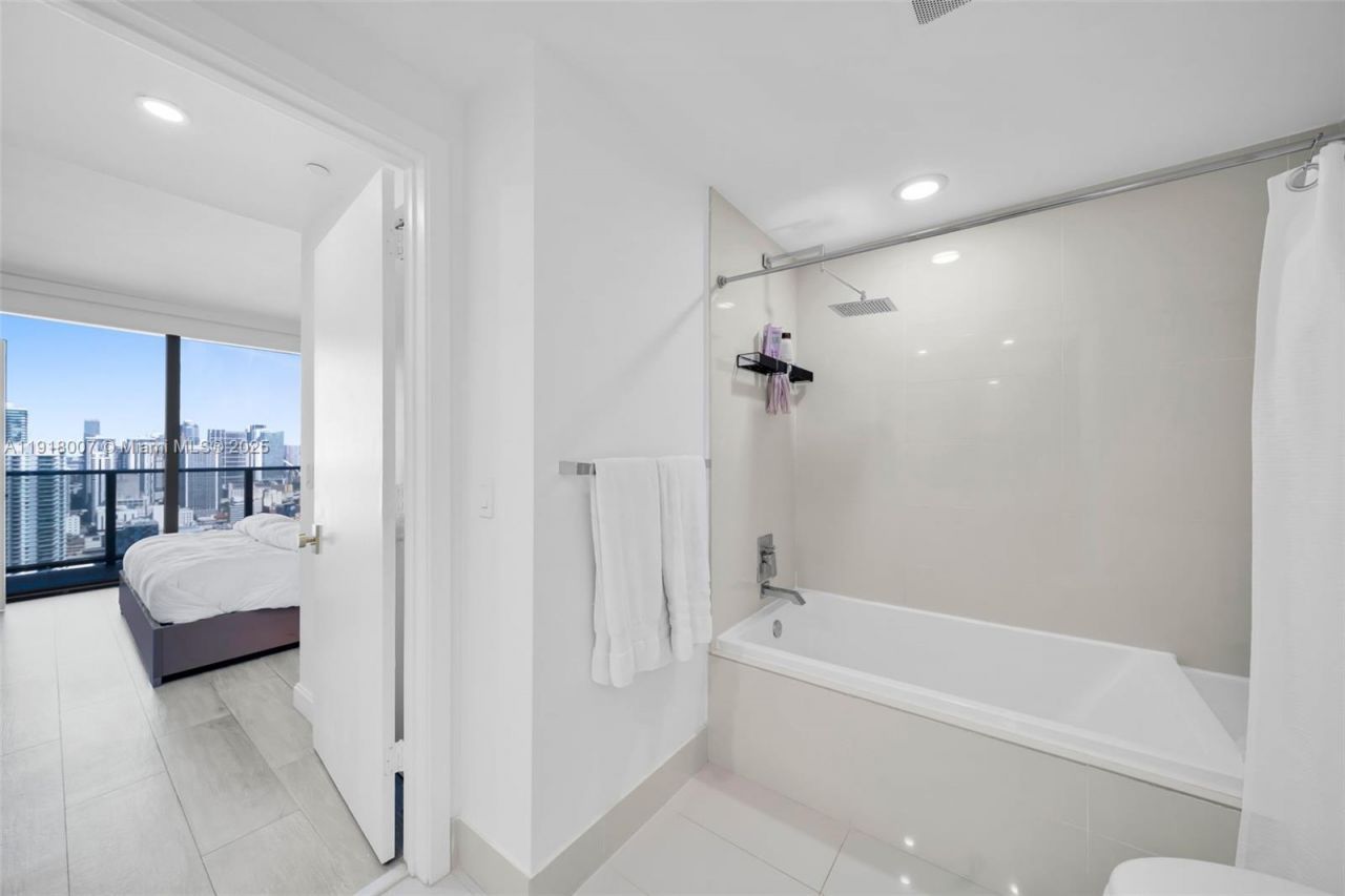 45 SW 9th St, Unit 3909, Miami, FL 33130 Photo