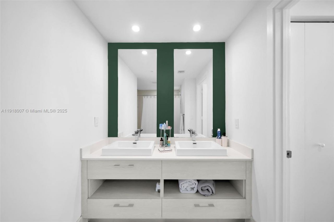 45 SW 9th St, Unit 3909, Miami, FL 33130 Photo