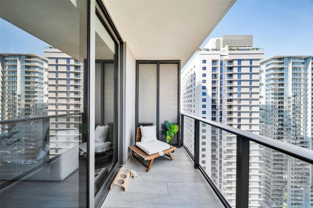 45 SW 9th St, Unit 3909, Miami, FL 33130 Photo