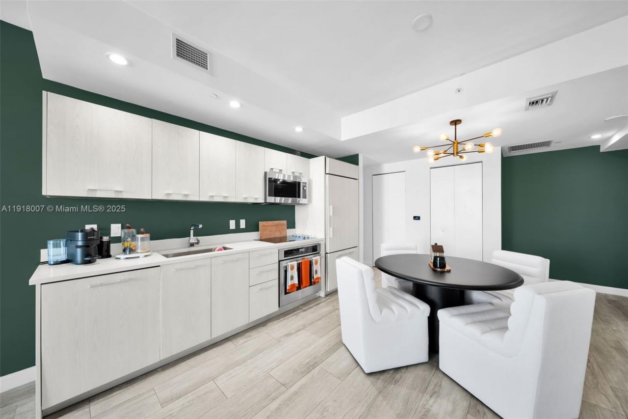 45 SW 9th St, Unit 3909, Miami, FL 33130 Photo