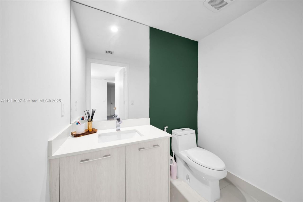 45 SW 9th St, Unit 3909, Miami, FL 33130 Photo