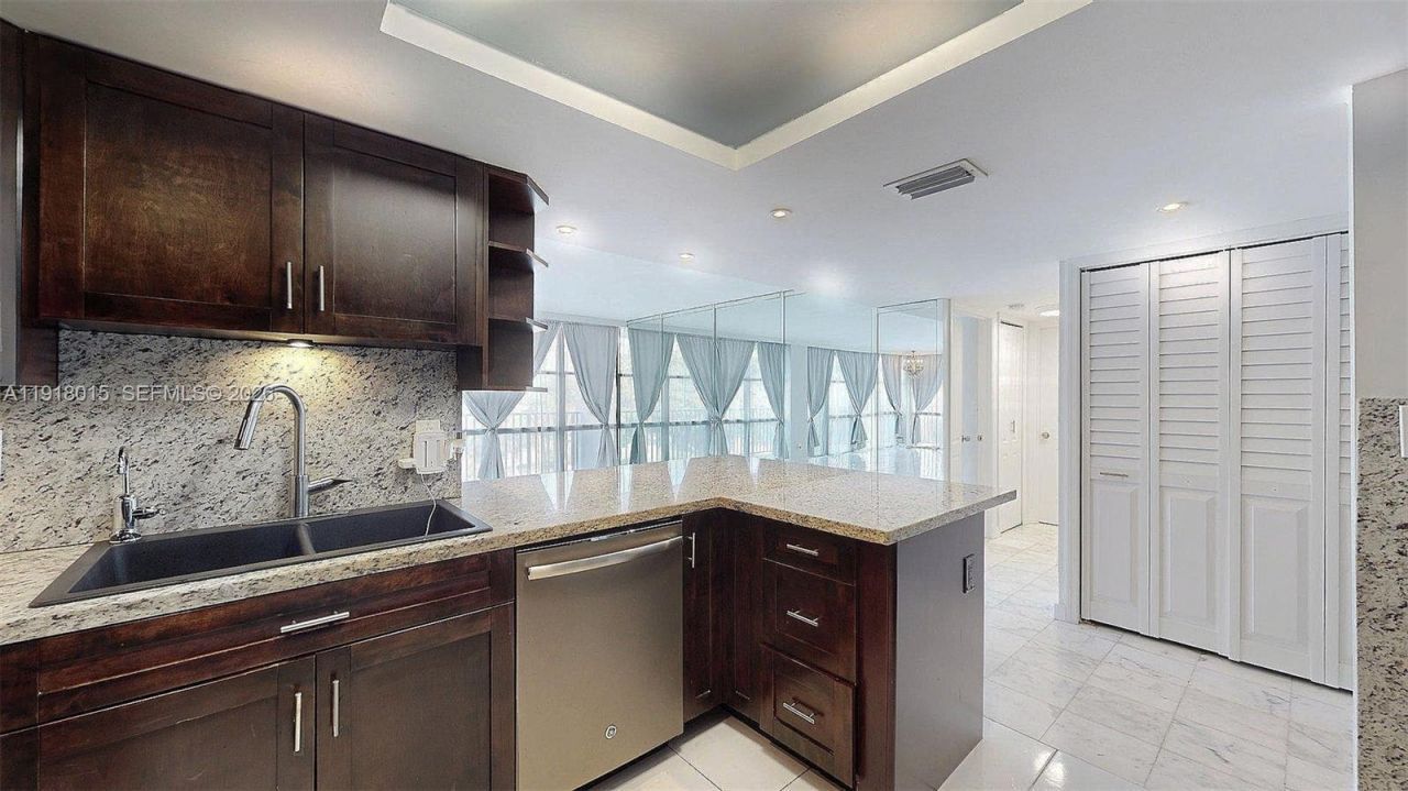 1000 Parkview Dr, Unit 431, Hallandale Beach, FL 33009 Photo