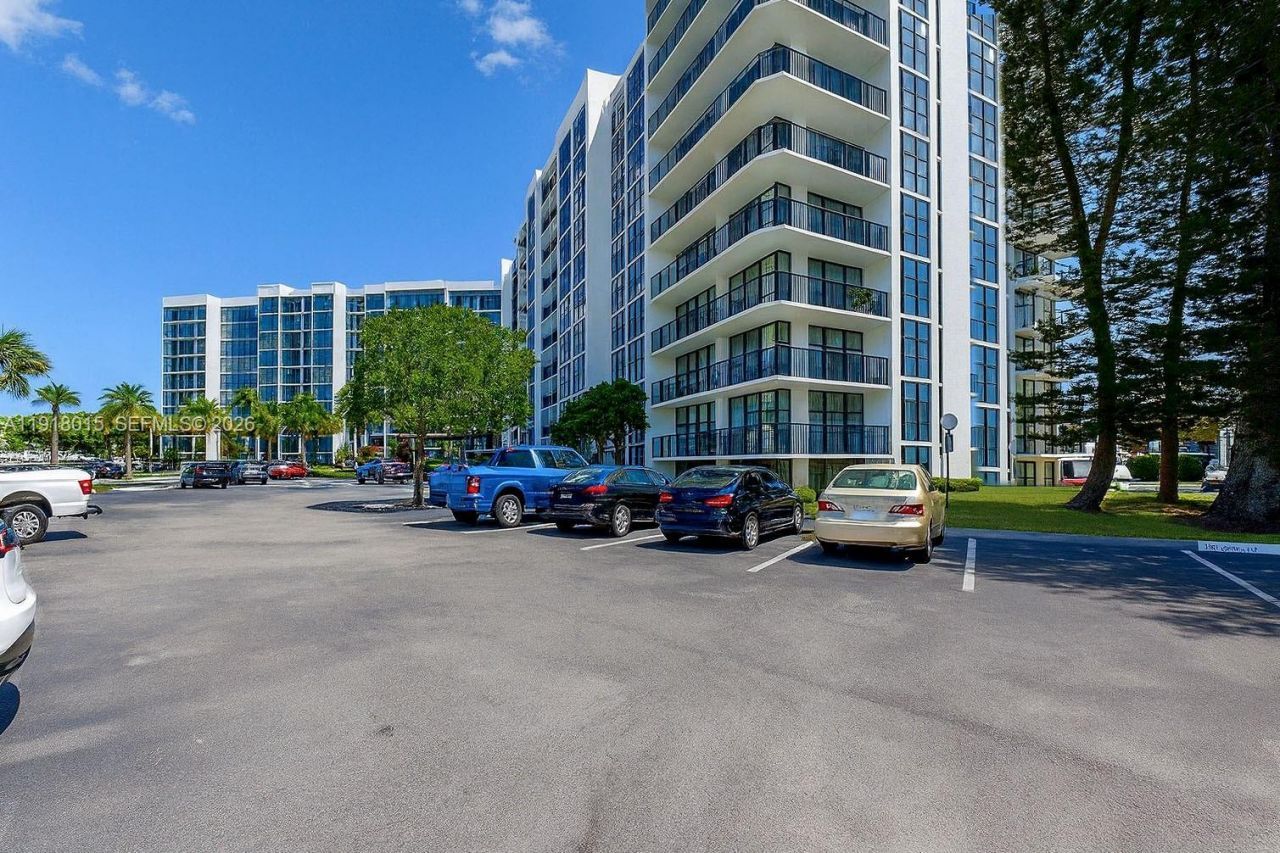 1000 Parkview Dr, Unit 431, Hallandale Beach, FL 33009 Photo