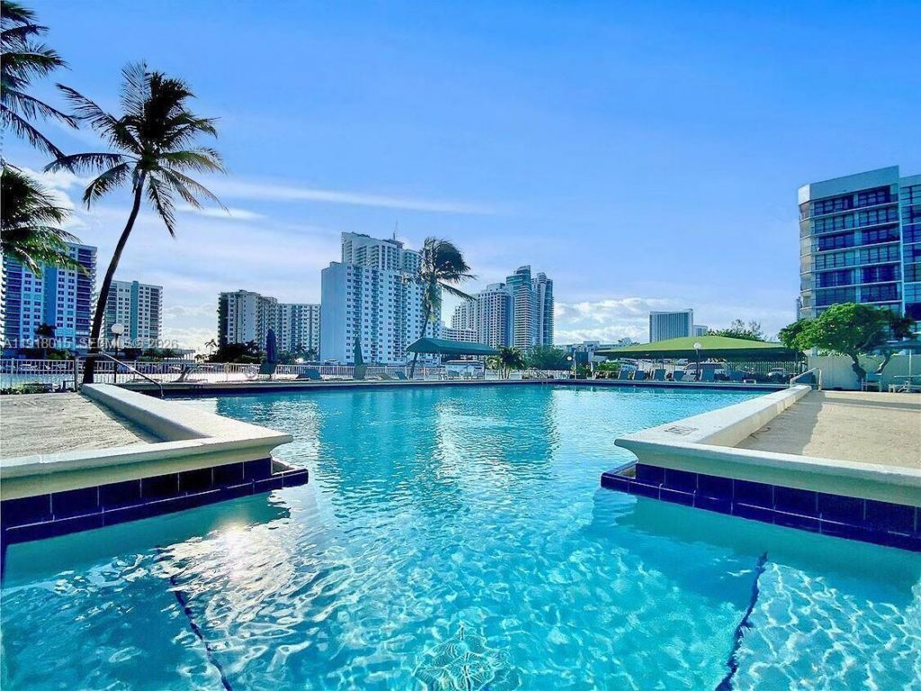 1000 Parkview Dr, Unit 431, Hallandale Beach, FL 33009 Photo