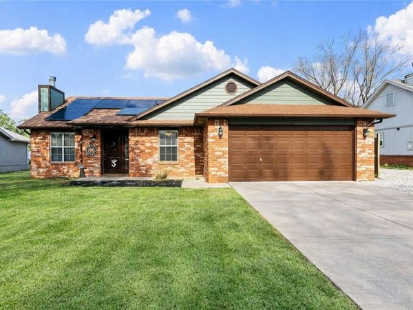 3807 W Locust Street, Rogers, AR 72756