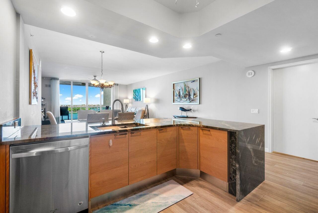 2640 Lake Shore Drive, Unit 711, Riviera Beach, FL 33404 Photo