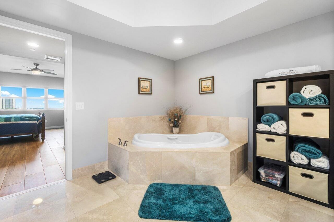 2640 Lake Shore Drive, Unit 711, Riviera Beach, FL 33404 Photo