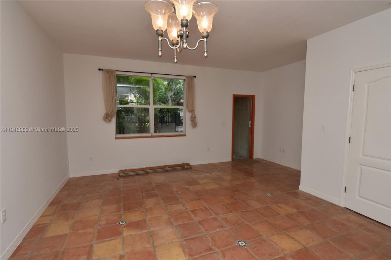 3051 Center St, Unit 9, Miami, FL 33133 Photo
