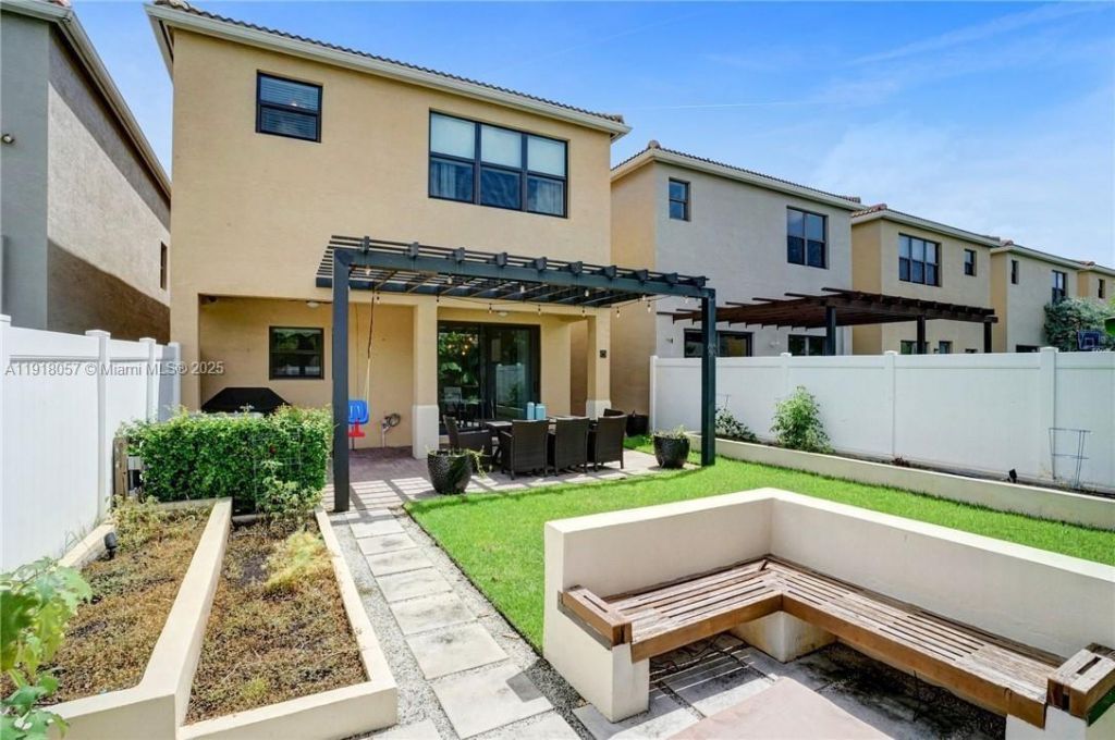 678 NE 191st Ter, Miami, FL 33179 Photo