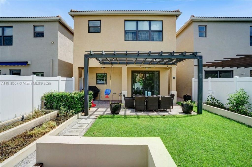 678 NE 191st Ter, Miami, FL 33179 Photo