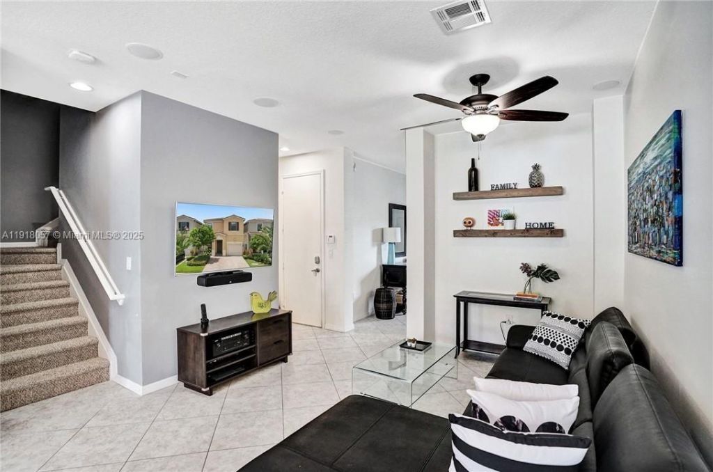 678 NE 191st Ter, Miami, FL 33179 Photo