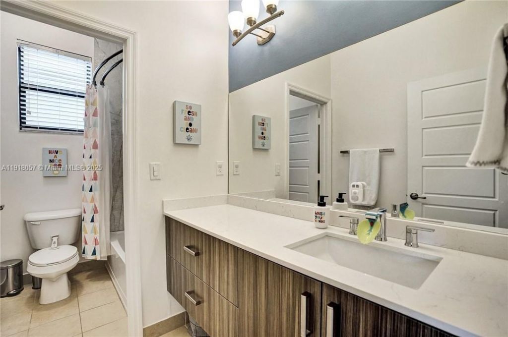 678 NE 191st Ter, Miami, FL 33179 Photo