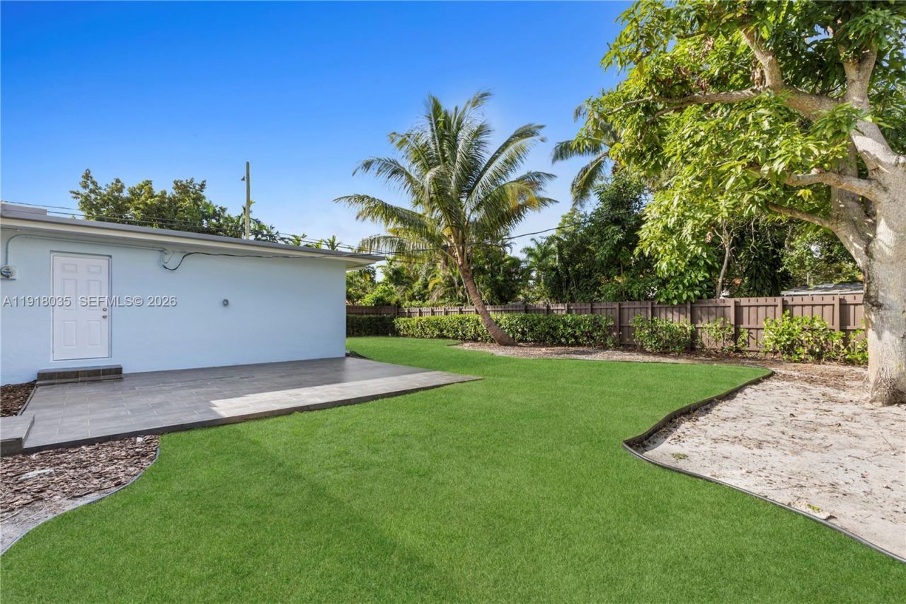 8910 NE 9th Ct, Miami, FL 33138 Photo