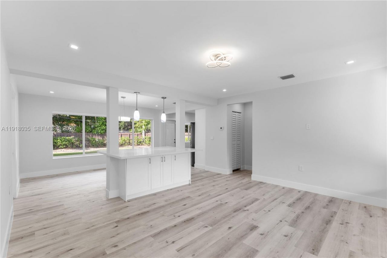 8910 NE 9th Ct, Miami, FL 33138 Photo