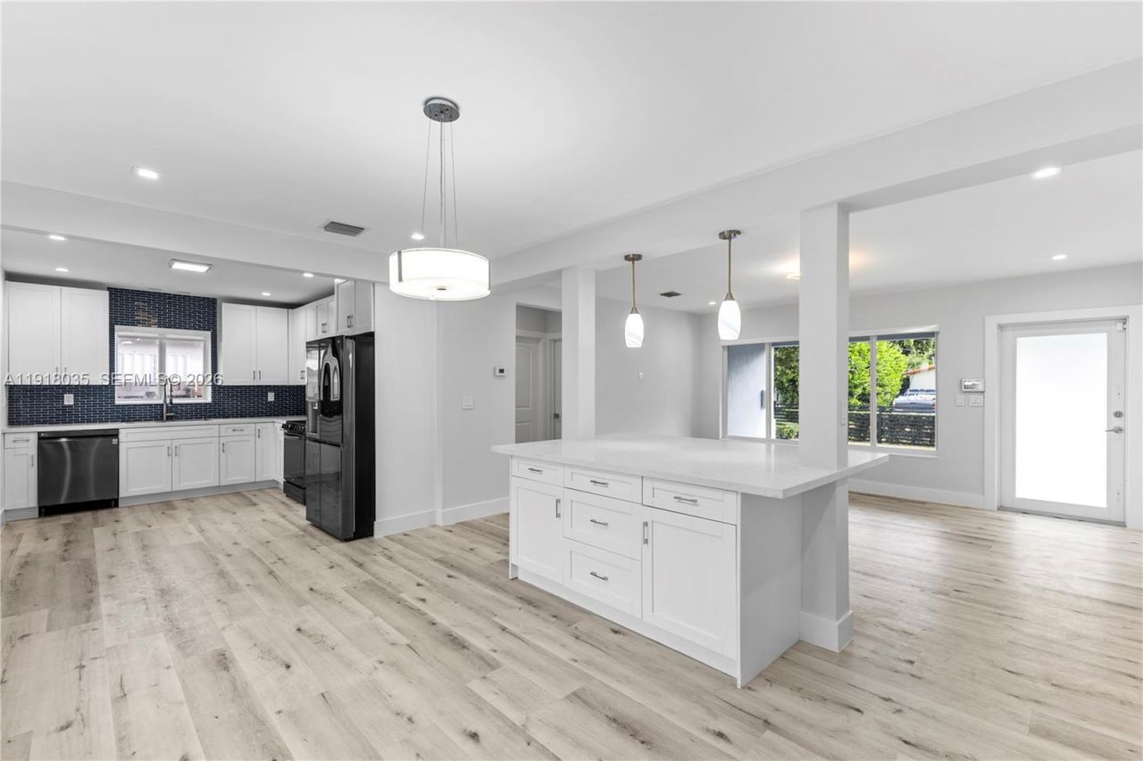 8910 NE 9th Ct, Miami, FL 33138 Photo