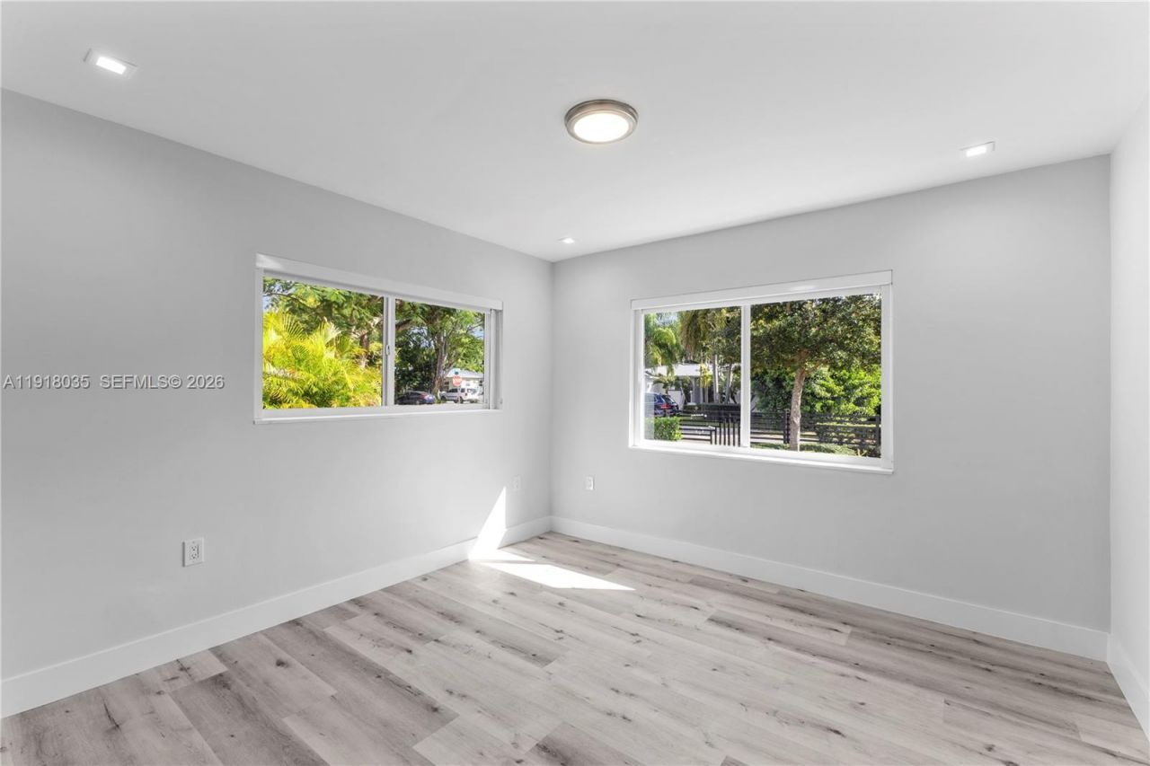 8910 NE 9th Ct, Miami, FL 33138 Photo