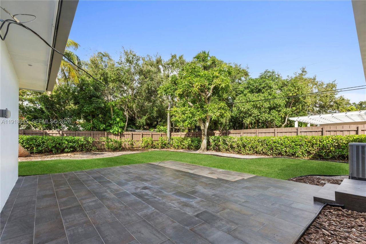 8910 NE 9th Ct, Miami, FL 33138 Photo