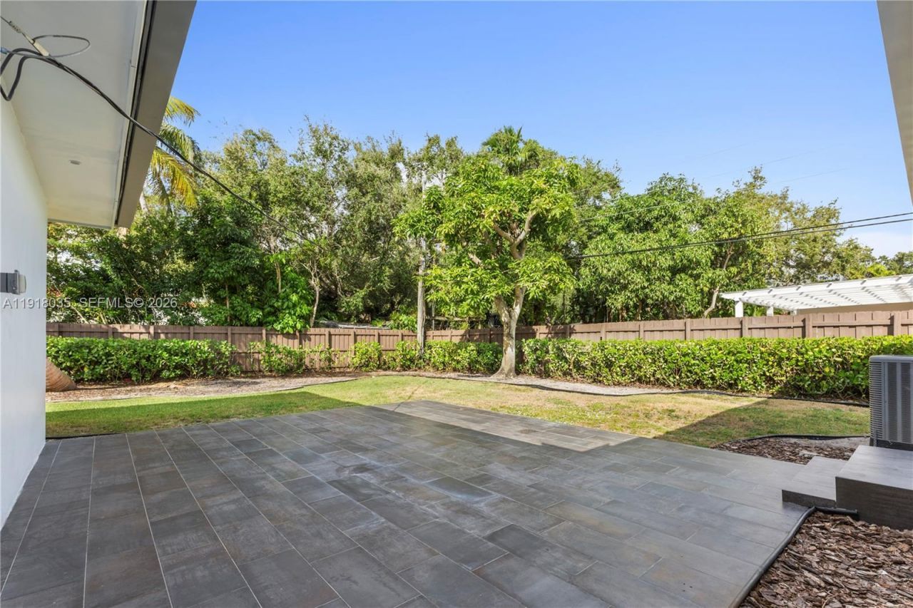 8910 NE 9th Ct, Miami, FL 33138 Photo