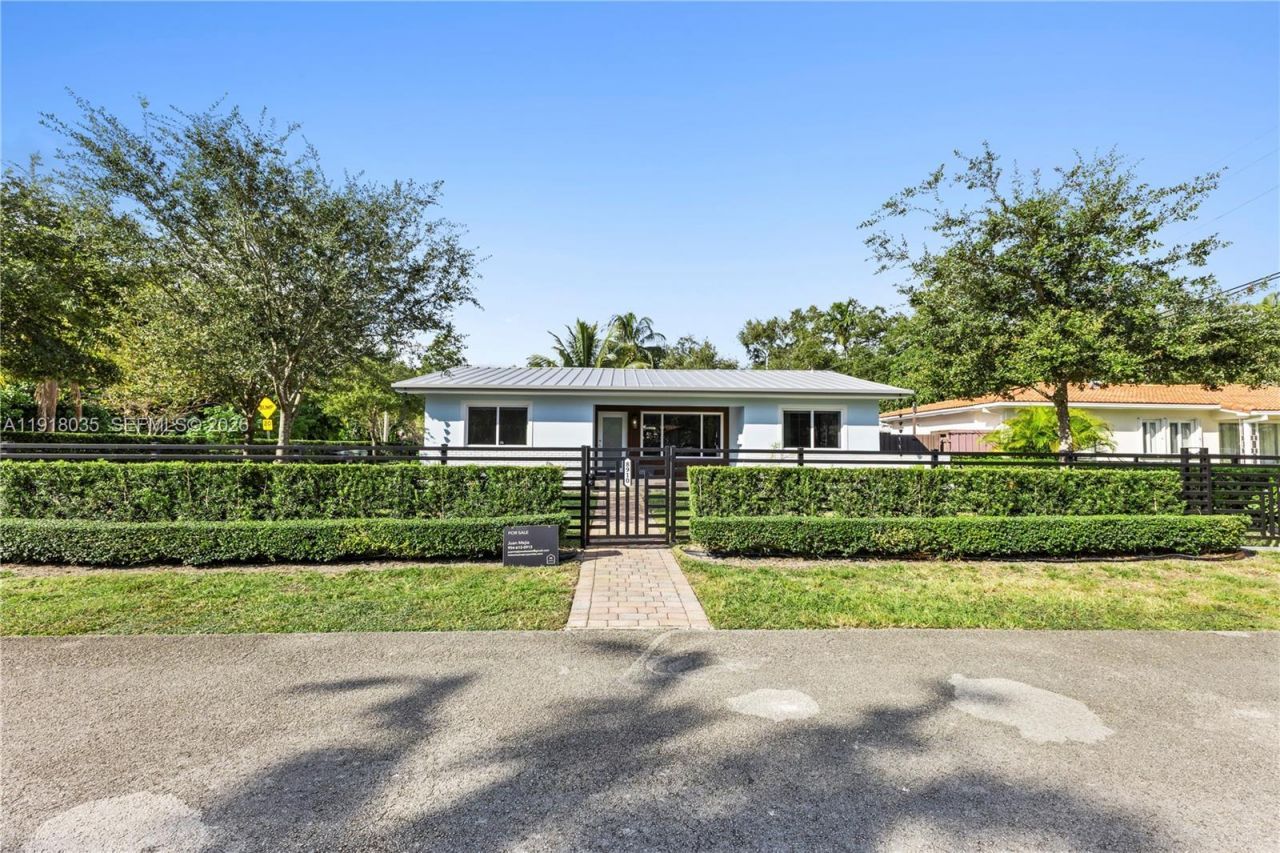 8910 NE 9th Ct, Miami, FL 33138 Photo