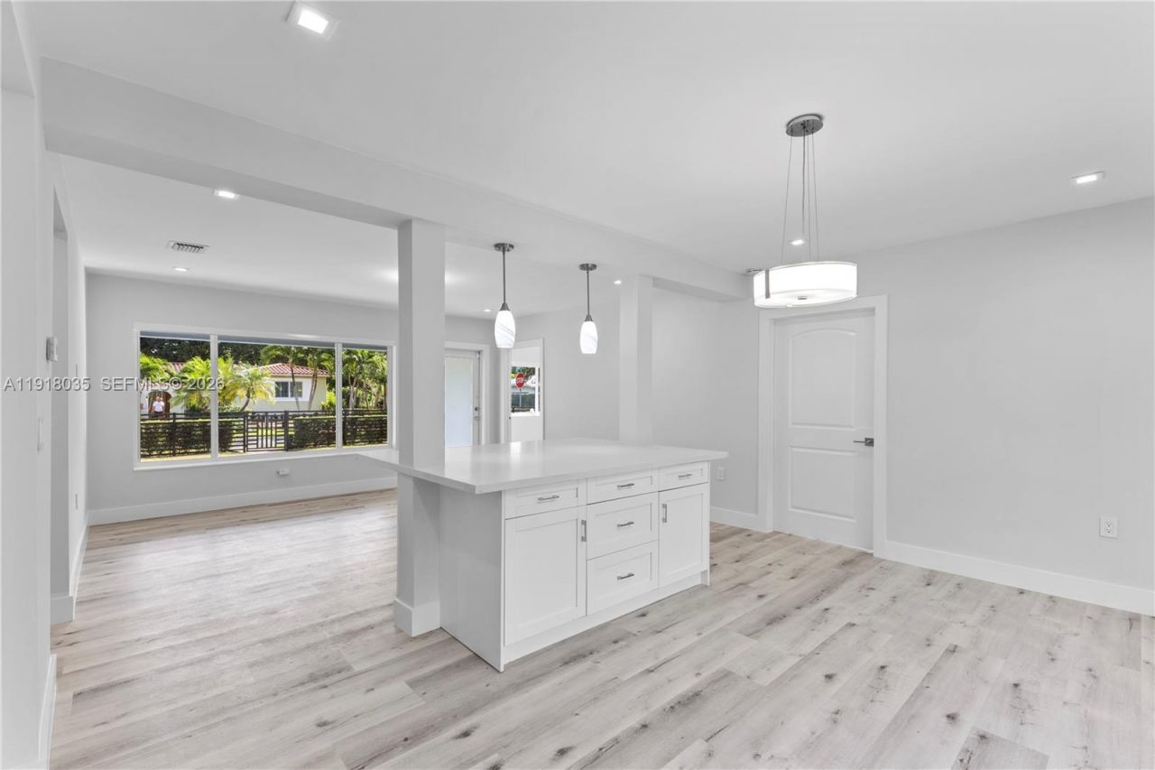 8910 NE 9th Ct, Miami, FL 33138 Photo