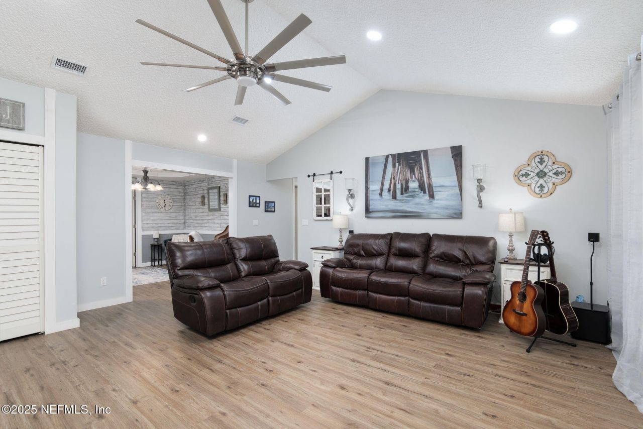 8499 Bandera Circle W, Jacksonville, FL 32244 Photo