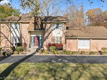 23500 Coventry Woods Lane, Southfield, MI 48034