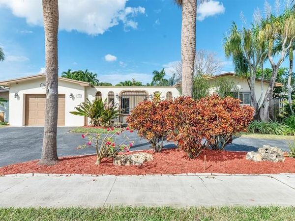 9611 NW 3rd St, Pembroke Pines, FL 33024