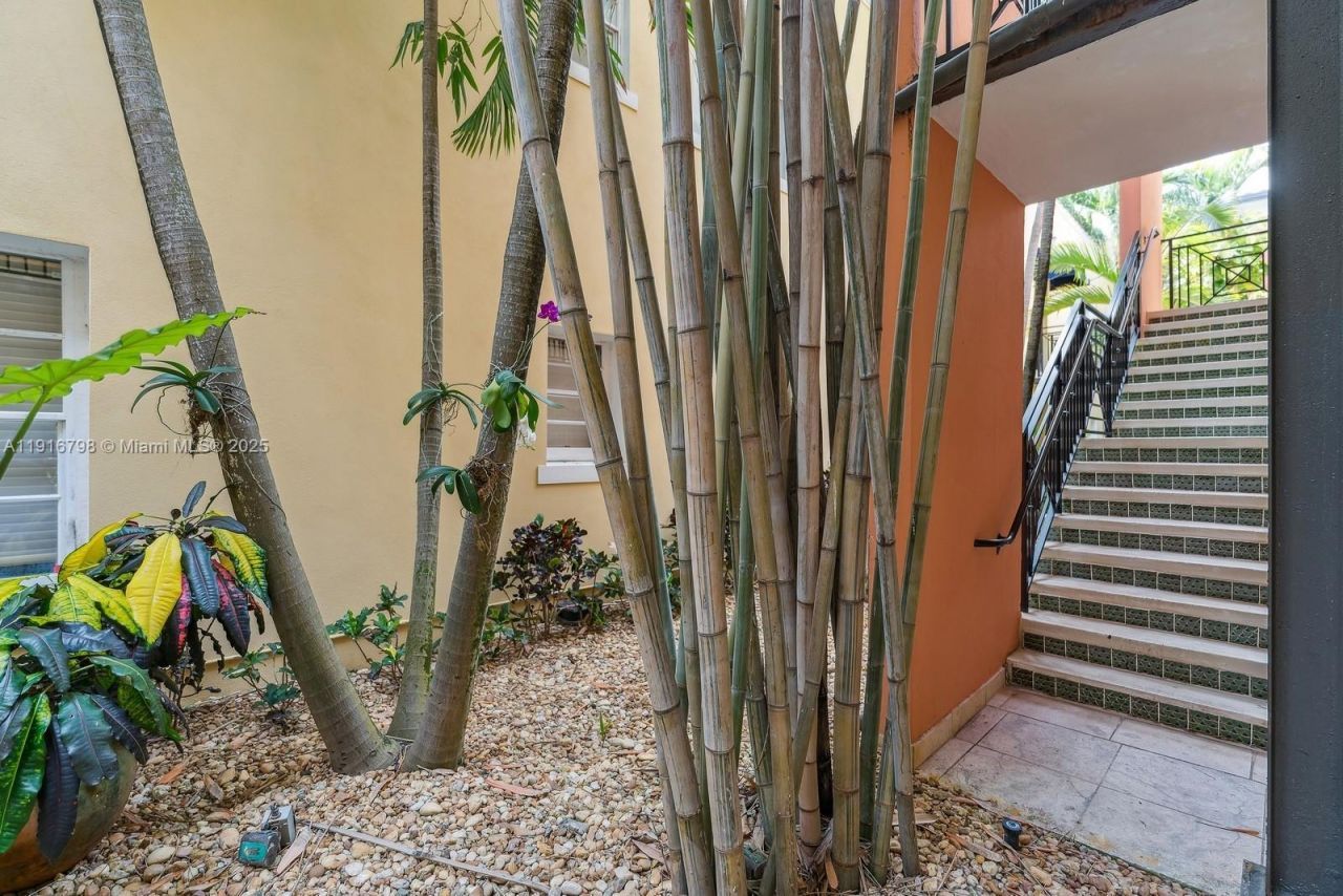 4812 Pine Tree Dr, Unit 206, Miami Beach, FL 33140 Photo